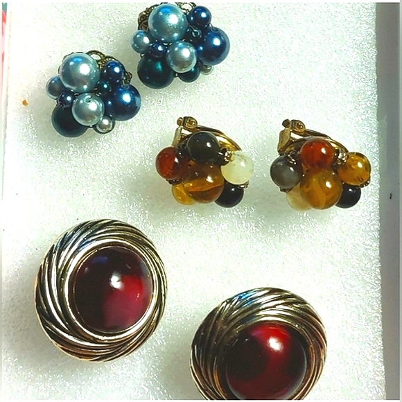 2 pr Clip-on Vintage Earrings REDUCED - Picture 10 of 16